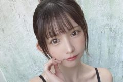 えなこ、鏡越しのむっちりヒップ