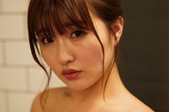 原つむぎ、ヌーディな手ブラ