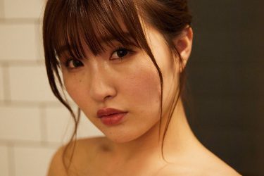 原つむぎ、ヌーディな手ブラ