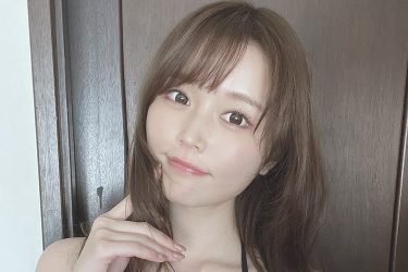 小日向ゆか、色っぽ美バスト