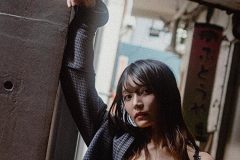 似鳥沙也加、路地裏露出のクールな映えグラビア