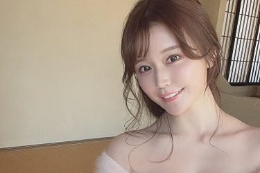 小日向ゆか、柔らかな笑み…柔肌の美谷間