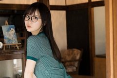 けんけん、めがね美女の気になる指の先