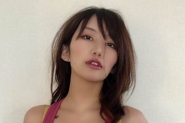 琴井ありさ、半開きジッパーで艶香る美谷間