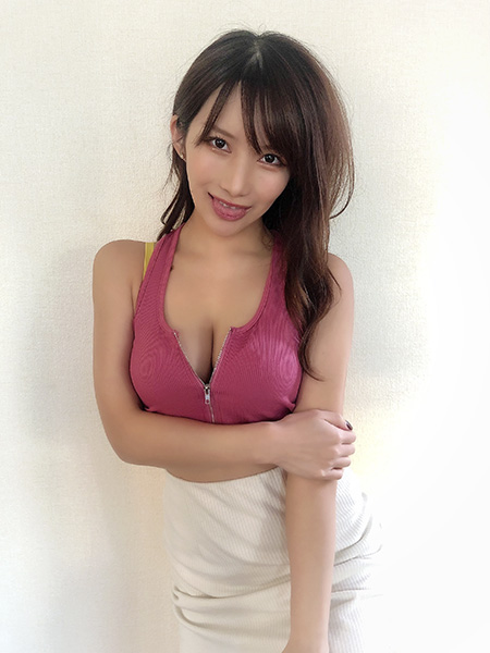 琴井ありさ、半開きジッパーで艶香る美谷間の画像3