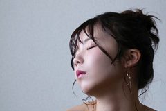 堀江りほ、四つん這いのむっちり美バスト