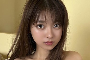 まるぴ、胸元開きすぎニットでビジュ大爆発