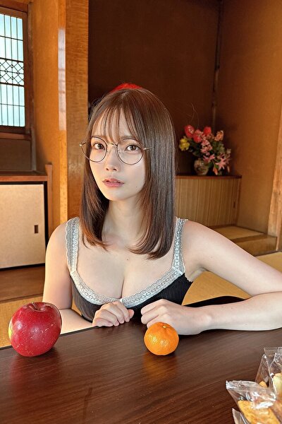 新谷姫加、ウィンク＆メガネで極上ボディの画像3