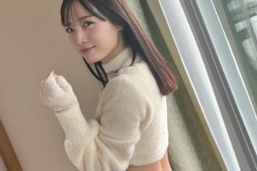 由良ゆら、上はセーター下は生ヒップ