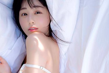 くりえみ、神々しいまでの白肌もちもちヒップ