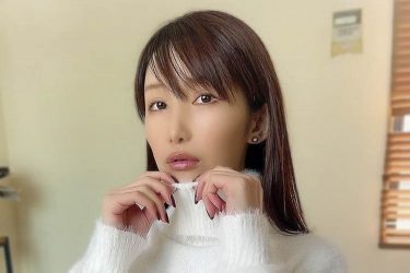 琴井ありさ、ニットとレザーでダブルチラリ