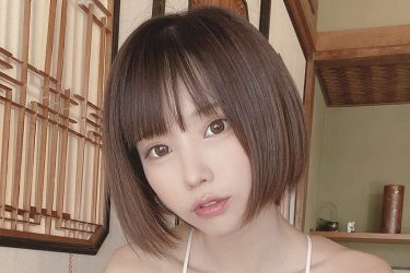 えなこ、和室で寝起きビキニ