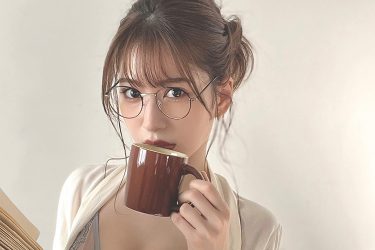 雪平莉左の美メガネスタイルに2万人がドキドキ