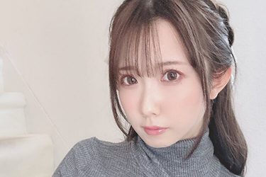 大河もも、黒ブラ透けニット