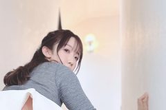 大河もも、恥じらいの丸見えショット