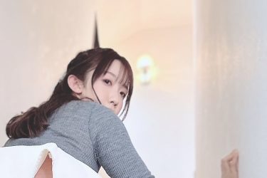 大河もも、恥じらいの丸見えショット