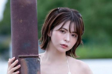 紅羽祐美、Y字水着でM字ポーズ