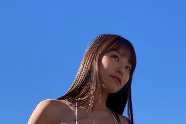 夏来唯、青空に映える圧巻美ボディ