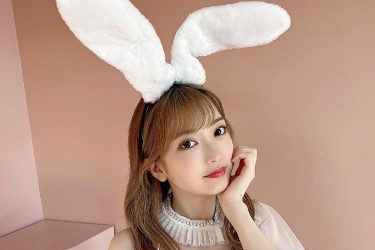 吉沢朱音の谷間輝くホワイトバニー