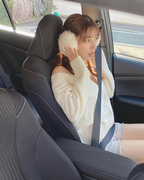 雪平莉左、助手席で生脱ぎ脱ぎの画像2