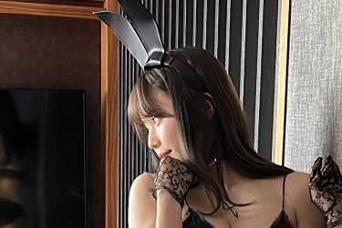 小日向ゆか、前も後ろも…お得な黒バニーショット