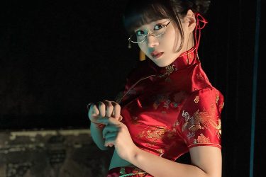 東雲うみ、ミニスカチャイナから赤パン美ヒップ