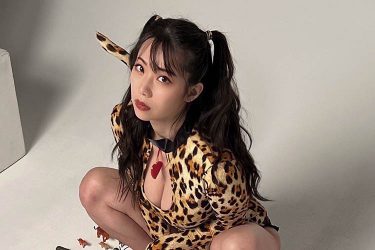 鈴木ふみ奈、超攻撃的M字開脚