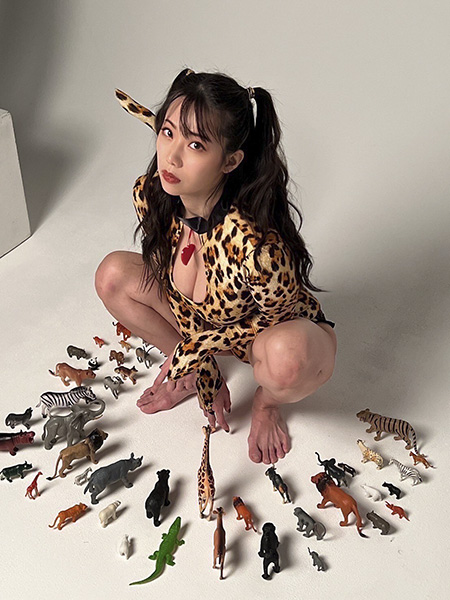 鈴木ふみ奈、超攻撃的M字開脚の画像2