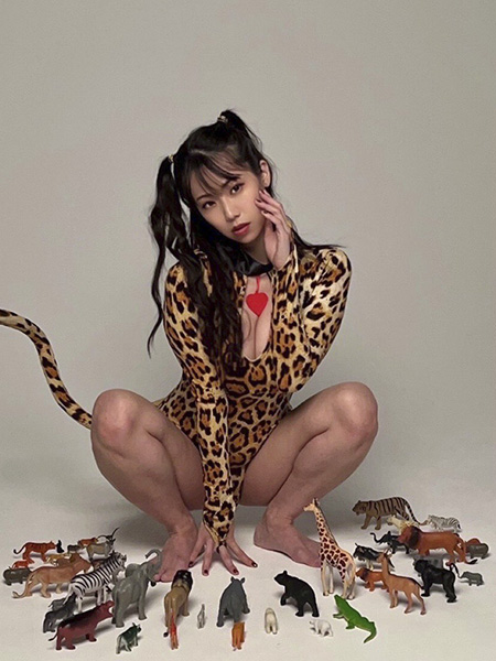 鈴木ふみ奈、超攻撃的M字開脚の画像3