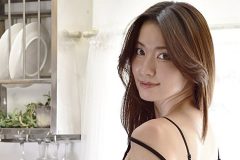 戸田れい、大人の半脱ぎ美ヒップ