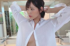 篠原冴美、素肌に透けシャツ
