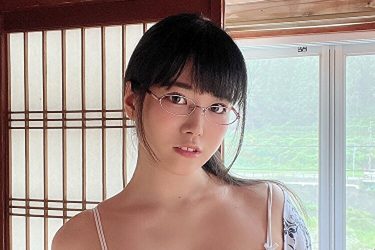 東雲うみ、ガッツリはだけた浴衣から特大バスト