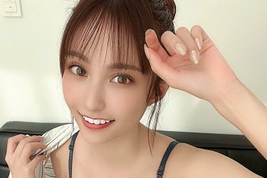 花咲れあ、美胸あふれる彼シャツ姿