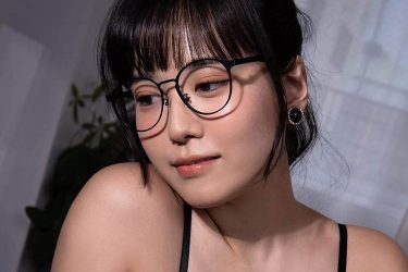 東雲うみ、清純フェイスとムッチリ色気ボディ