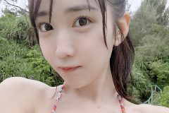 天羽希純、髪もアップで胸もドアップ