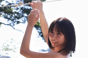 日向葵衣、尻べた丸見えの大胆ビキニ