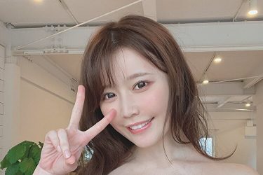 小日向ゆか、あふれそうな白肌柔美バスト