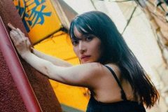 似鳥沙也加、路地裏で美ヒップむき出し