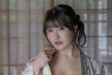 原つむぎ、乱れ浴衣で美谷間あらわ