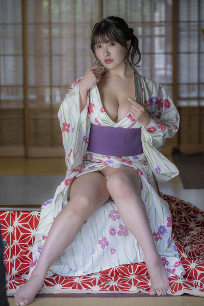 原つむぎ、乱れ浴衣で美谷間あらわの画像2