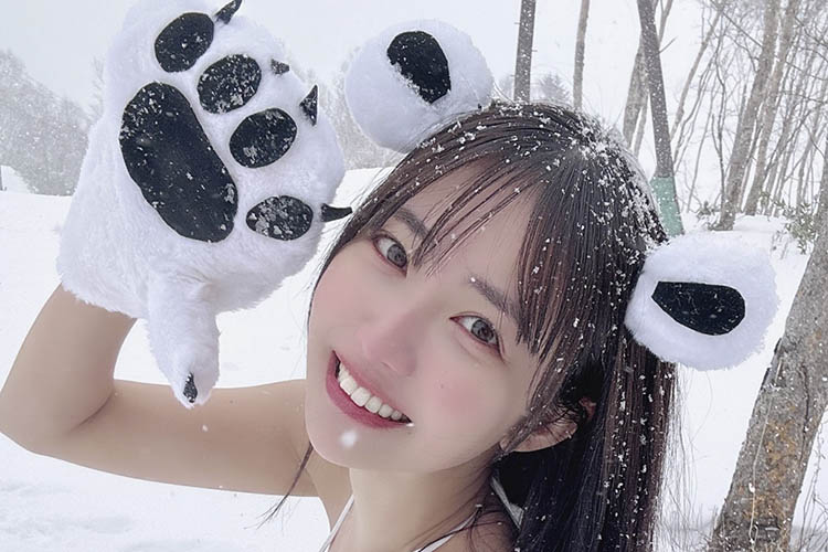 天羽希純、笑顔弾ける雪山ビキニの画像1