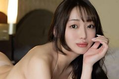 桃々さや、二度見必至の寝そべりヌーディ