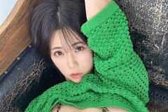 鈴木ふみ奈、引っ張りビキニで超攻撃的スタイル