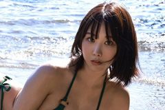 日向葵衣、波打ち際の本気ビキニショット