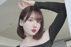 けんけん、穴あきボディスーツで大胆露出