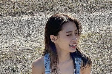 澄田綾乃、サロペットの下は元気なノーブラ美バスト