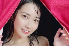 天羽希純、暖簾から驚きのビキニ美女