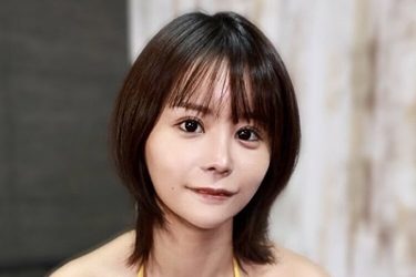 パピコ、枕の上に乗る超立体まん丸バスト