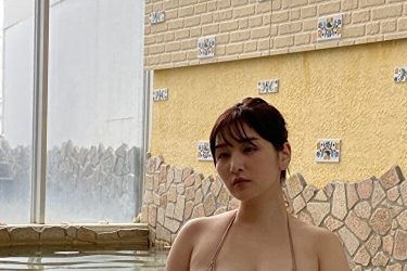 吉田実紀、ほぼ素肌のハイレグ入浴