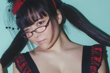 東雲うみ、ツインテ眼鏡に超ハイレグ